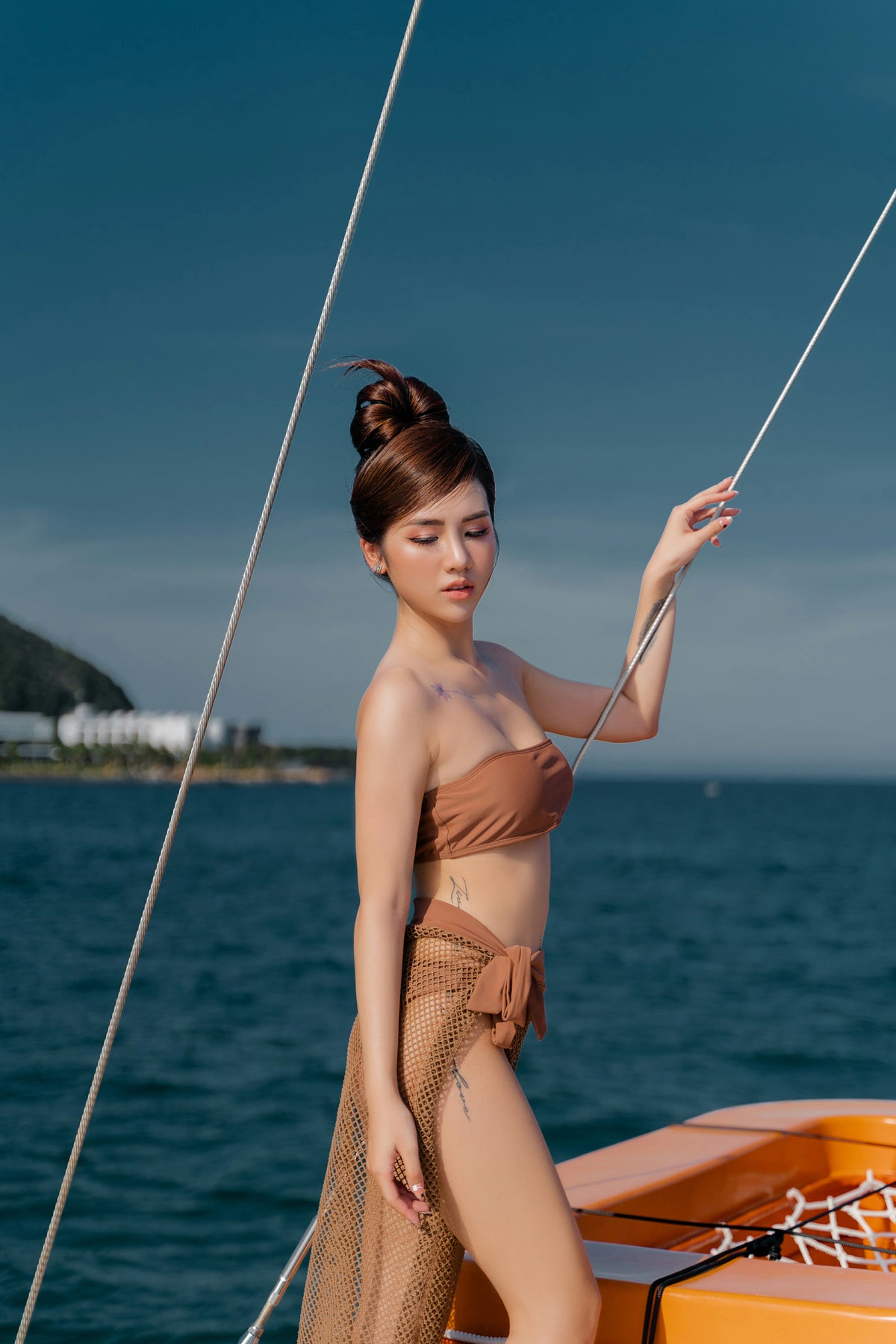 Bikini Bandeau Marron & Jupe Mesh